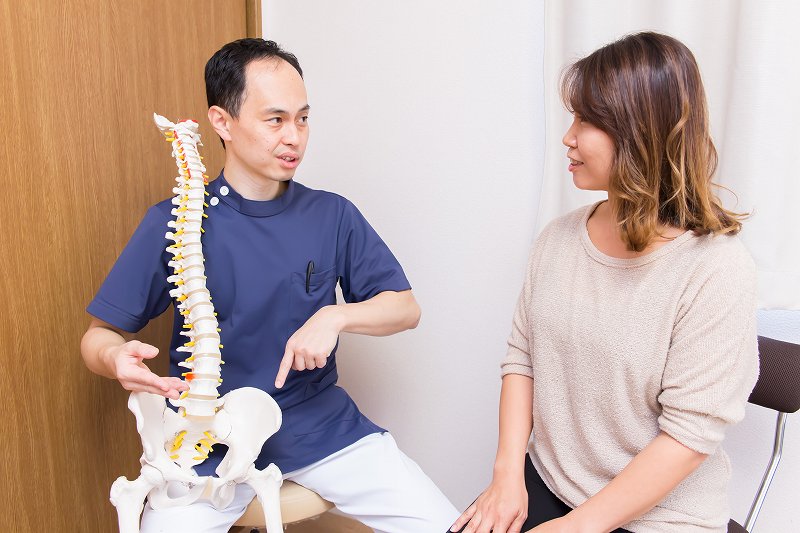 骨格模型を使ったカウンセリングの様子